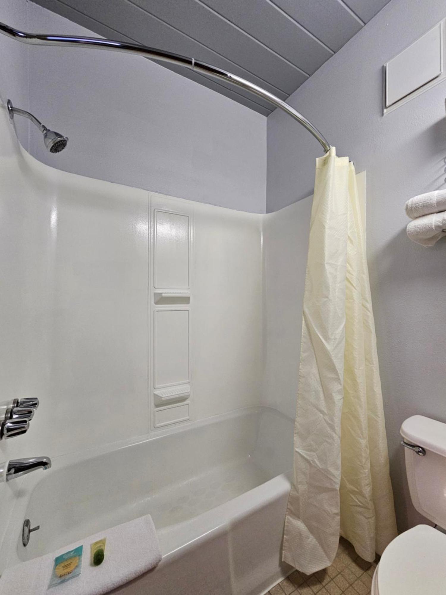 Motel 1st Choice Of 2*